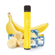 Elf Bar 600 Banana Ice gelbe Einweg E-Zigarette mit Bananen und Eiswürfeln vor weißem Hintergrund