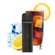 Schwarzes Elfa E-Zigaretten-Gerät vor einem Glas Cola mit Eiswürfeln und Zitronenscheiben