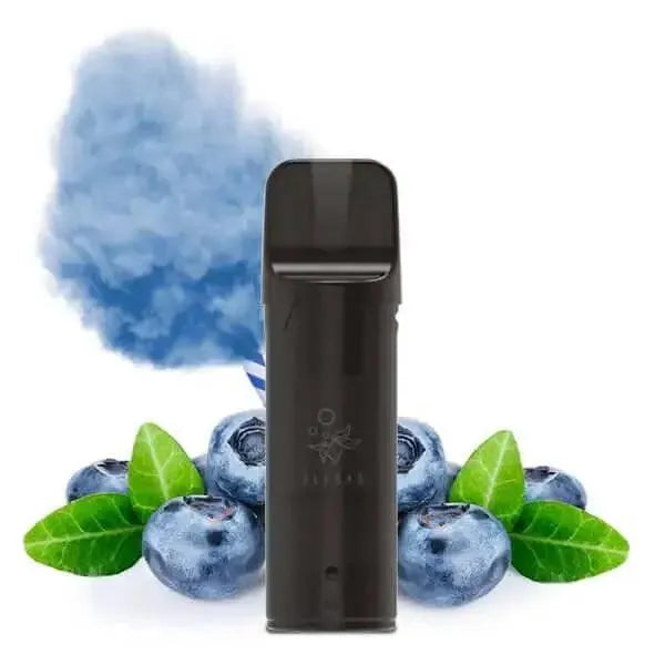 Schwarches Elfa Pod Vape Gerät mit Blaubeeren und blauem Rauch im Hintergrund