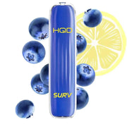 Blaues HQD SURV E-Zigarettengerät umgeben von Blaubeeren und einer Zitronenscheibe