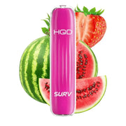 Pink HQD SURV Einweg-E-Zigarette mit Erdbeer- und Wassermelonen-Elementen im Hintergrund