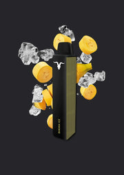 Schwarzes Banana Ice Vape-Gerät mit Bananenscheiben und Eiskristallen auf dunklem Hintergrund