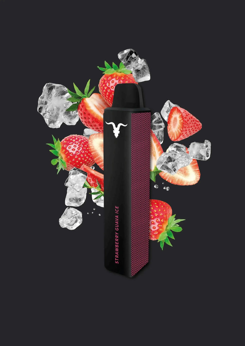 Schwarzes Vape-Gerät mit Erdbeer-Guanabana-Eis-Geschmack, umgeben von frischen Erdbeeren und Eiswürfeln auf dunklem Hintergrund