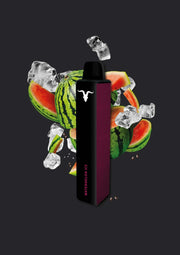 Schwarzes Vape-Gerät mit Wassermelonen- und Eiswürfeln auf dunklem Hintergrund, Geschmack Watermelon Ice