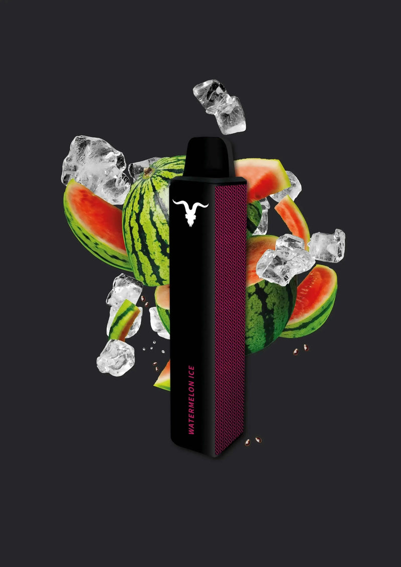 Schwarzes Vape-Gerät mit Wassermelonen- und Eiswürfeln auf dunklem Hintergrund, Geschmack Watermelon Ice