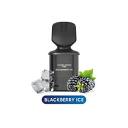 Schwarzer Lafume Aurora Pod Blackberry Ice mit Eiswürfeln und Brombeeren auf weißem Hintergrund